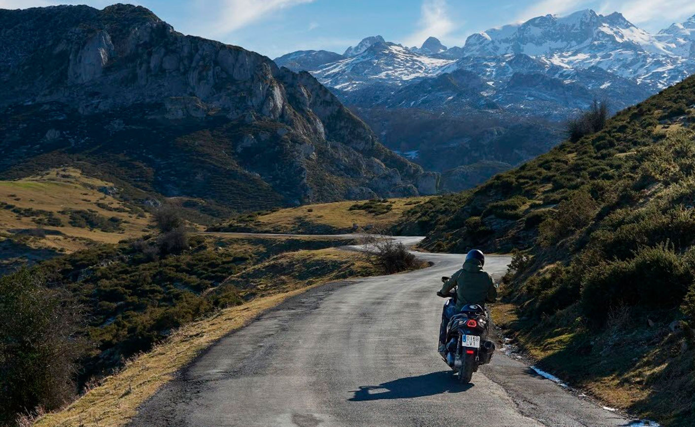 Primavera en moto: cómo combinar tu ropa de moto y conducir de forma segura